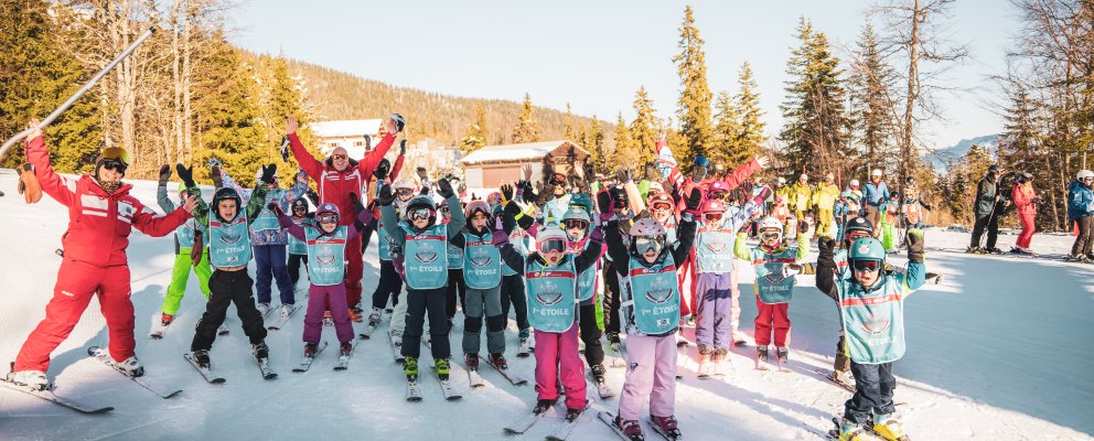 Groupes d'enfants avec moniteurs ESF