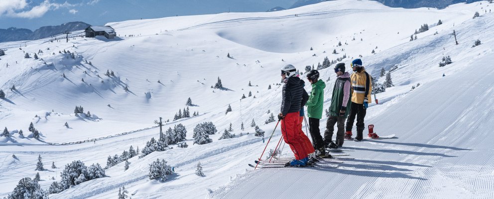 Groupe de jeunes skieurs devant le domaine skiable