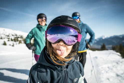 Jeune fille qui tire la langue