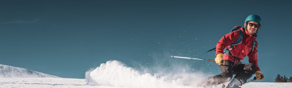 Skieur avec neige qui vole