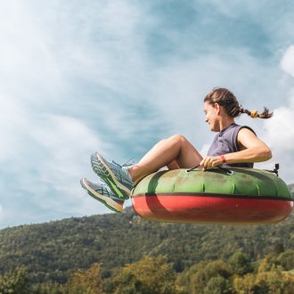Femme s'élançant su le Big Airbag