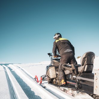 Motoneige qui part dans une neige fraiche !