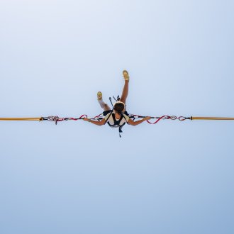 Jeune fille en l'air sur le Bungee Ejection