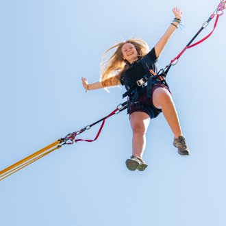 Jeune femme sur le Bungee Ejection
