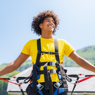Jeune homme prêt à s'envoler sur le Bungee Ejection