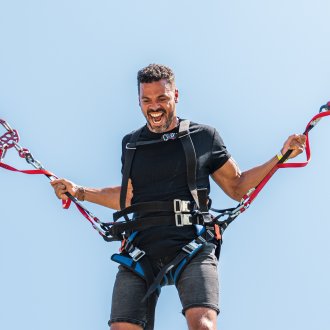 Homme criant sur le Bungee Ejection