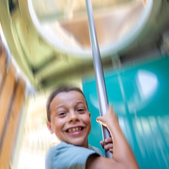 Enfant jouant dans le parc de jeux