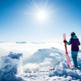 Skieurs avec skis à la main face au paysage