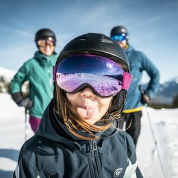 Petite fille sui tire la langue