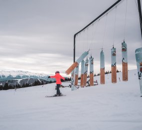 Jeune skieuse sur le boardercross
