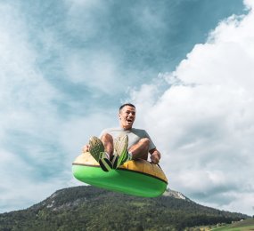 Adulte en l'air au dessus du Bir Airbag