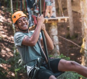 Jeune homme sur l'AccroTyro