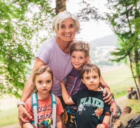 Grand-mère avec ses petits-enfants