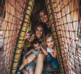 Adultes en enfants dans une cabane perchée