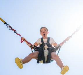 Jeune fille en l'air sur le Bungee Ejection