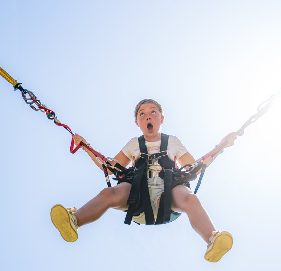 Jeune fille en l'air sur le Bungee Ejection