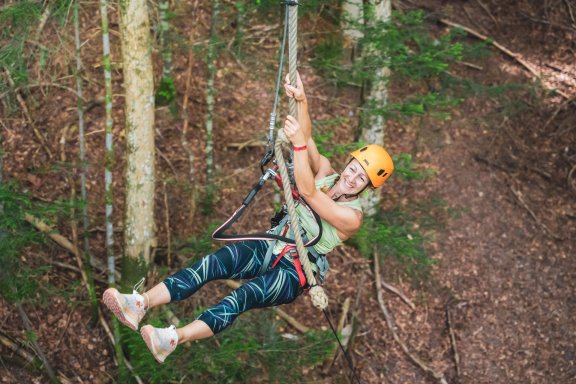 Adulte sur le saut de Tarzan sur l'AccroTyro des Géants