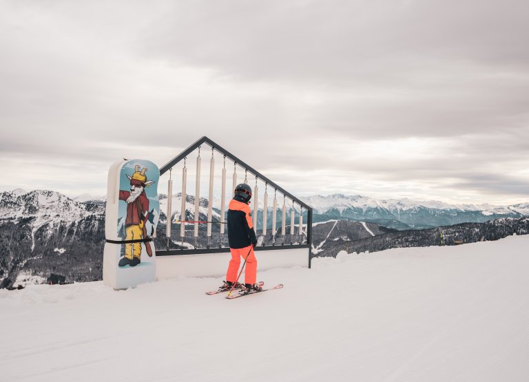 Enfant skiant dans le boardercross