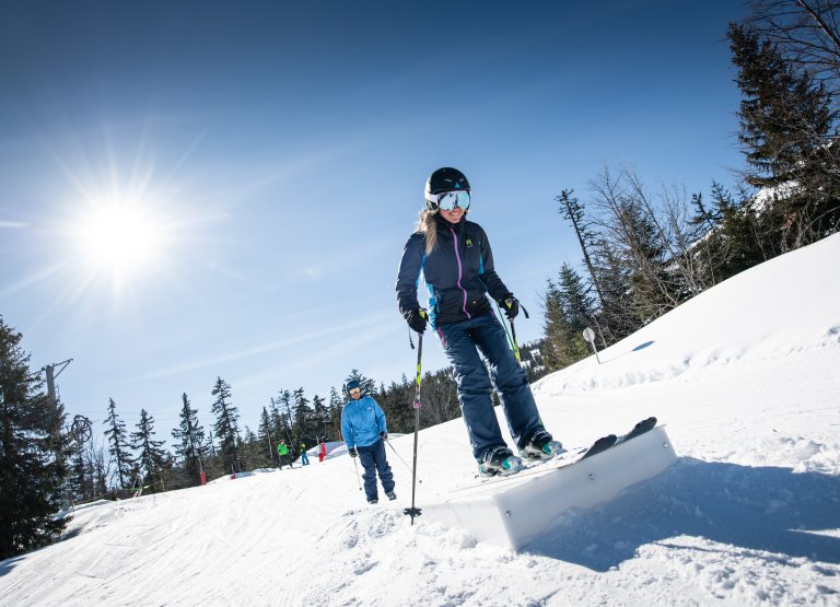 Jeune skieuse sautant sur un tremplin du Ludikpark