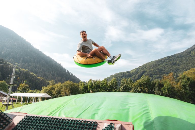 Homme s'élançant dans sa bouée