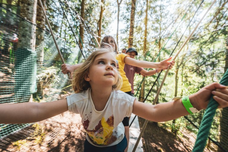 Petite fille sur la chenille volante au Pays suspendu des Géants