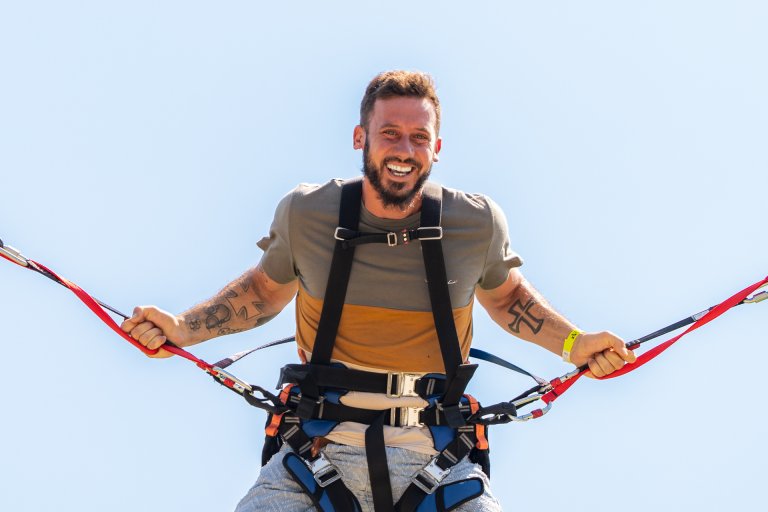 Homme sur le Bungee Ejection