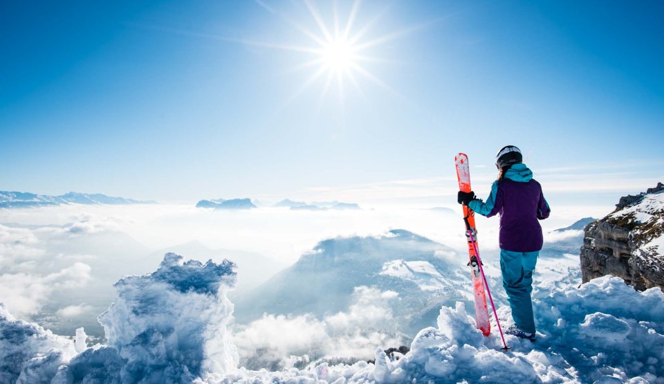 Skieurs avec skis à la main face au paysage