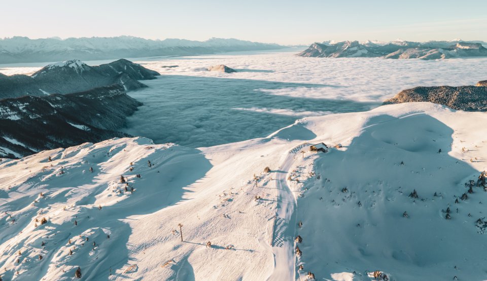 Vue drône sur le domaine skiable, au-dessus de la mer de nuage.