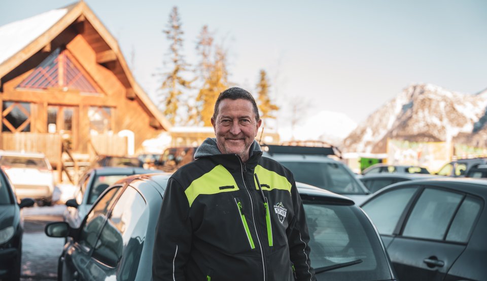 Agent placier accueillant les clients sur le parking