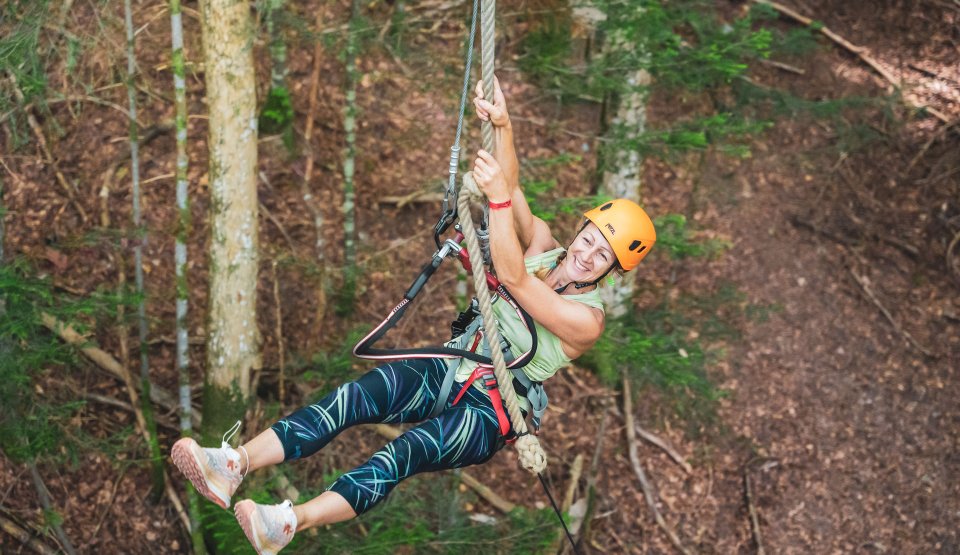 Adulte sur le saut de Tarzan sur l'AccroTyro des Géants