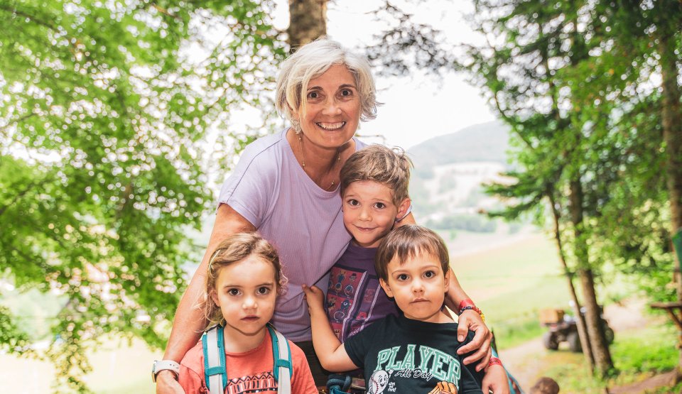 Grand-mère avec ses petits-enfants