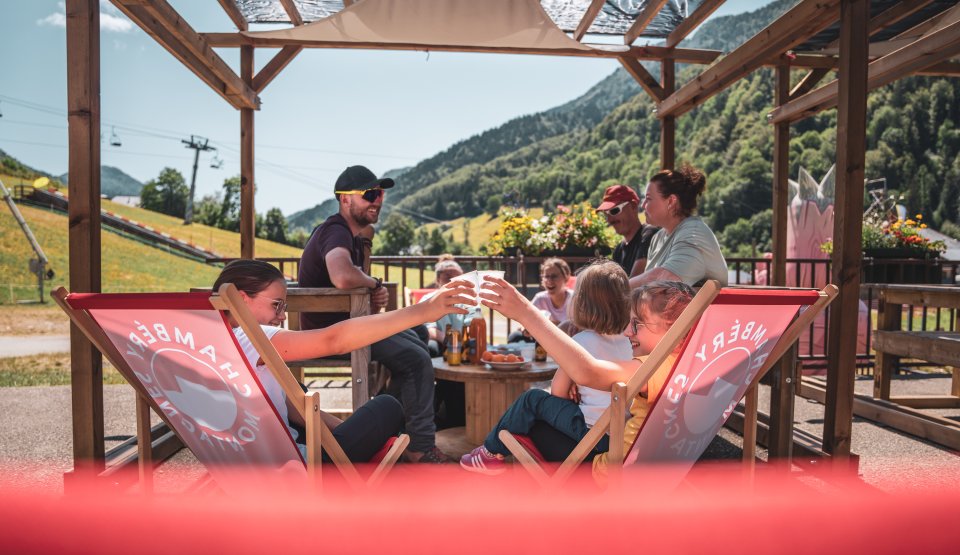 Moment convivial sur la terrasse