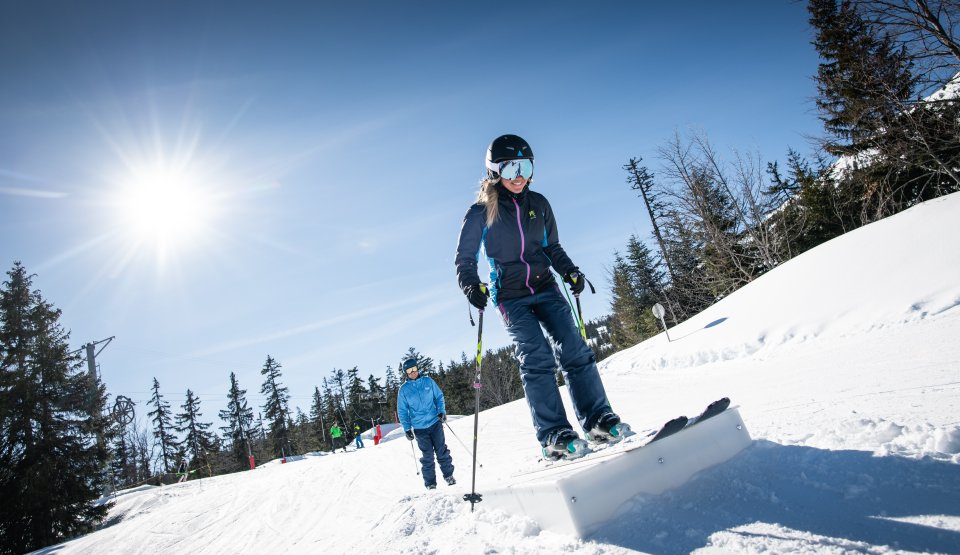 Jeune skieuse sautant sur un tremplin du Ludikpark