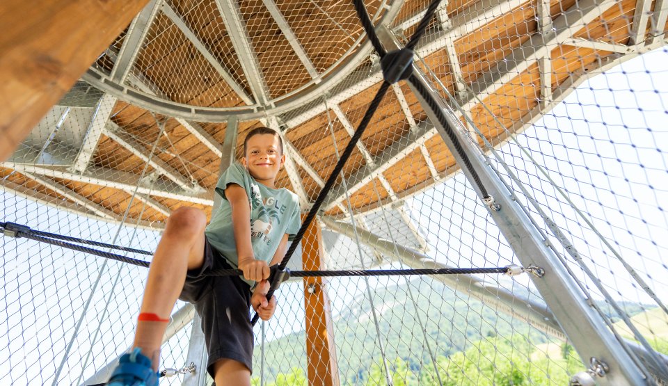 Enfant dans la tour multi activités