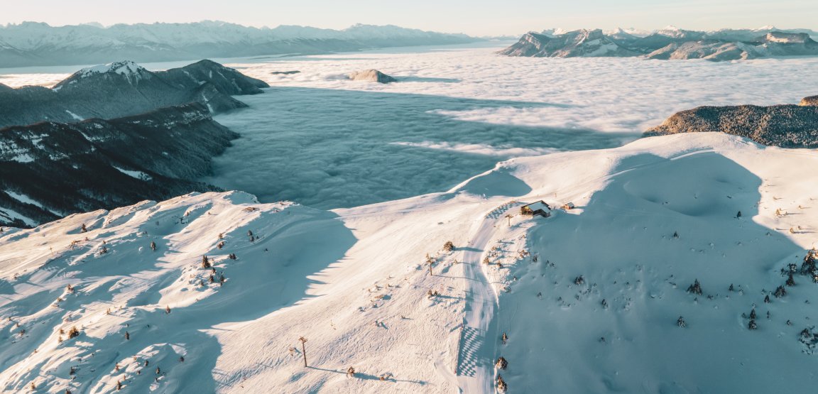 Vue drône sur le domaine skiable, au-dessus de la mer de nuage.